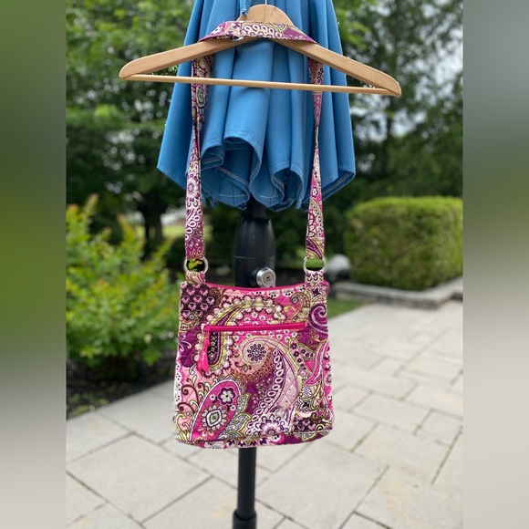 Vera Bradley hipster crossbody in very berry paisley. Adjustable strap - Picture 2 of 13